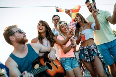 Bir yaz partisinde eğlenen bir grup genç