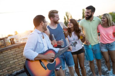 Bir yaz partisinde eğlenen bir grup genç