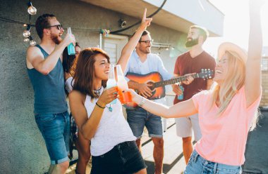 Genç arkadaşlar mutlu grup eğlenceli, yaz aylarında parti