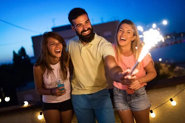 Gruppo Amici Felici Che Festeggiano Divertono Sul Tetto — Foto Stock