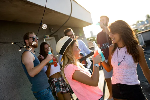 Feliz Grupo Jóvenes Amigos Divirtiéndose Fiesta Verano — Foto de Stock