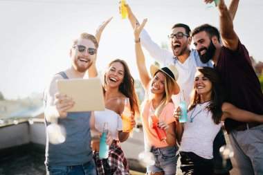 Genç arkadaşlar mutlu grup eğlenceli, yaz aylarında parti