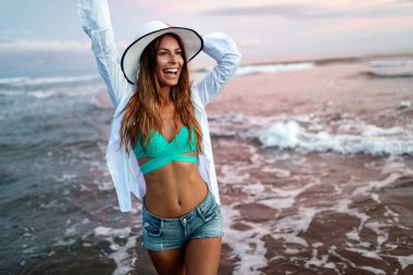 Seksi genç şehvetli kadın bikinili poz yaz portresi