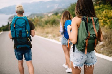 Bir grup gezgin arkadaş yürüyor ve eğleniyor. Seyahat yaşam tarzı ve mevsimlik tatil konsepti