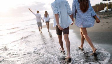 Dostluk özgürlük grubu tatil plaj yaz tatili konsepti