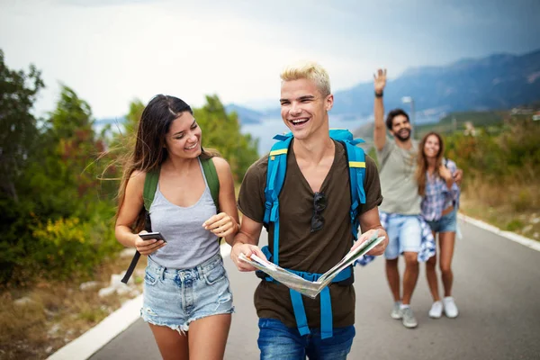 Grupo de amigos mochileros caminando y viajando al aire libre —  Fotos de Stock