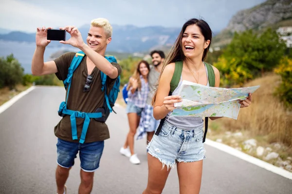 Grupo de amigos mochileros caminando y viajando al aire libre —  Fotos de Stock