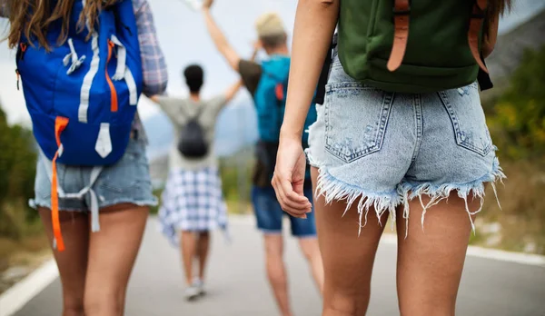 Skupina Backpackers Mladí Lidé Cestují Baví Společně — Stock fotografie