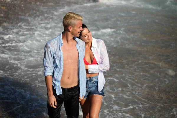 楽しい幸せなカップルと愛夏の浜辺 — ストック写真