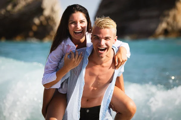 Feliz Casal Romântico Divertindo Amor Praia — Fotografia de Stock