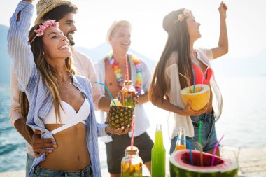 Bir grup arkadaş sahilde eğleniyor ve eğleniyorlar. Yaz, tatil, müzik, insan kavramı