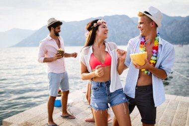 Bir grup arkadaş yaz partisinde eğleniyor.