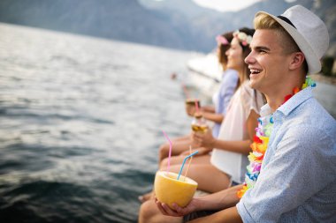 Genç ve eğlenceli insanlar sahilde yazın tadını çıkarıyor.