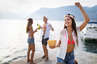 Bir grup arkadaş sahilde eğleniyor ve eğleniyorlar. Yaz, tatil, müzik, insan kavramı