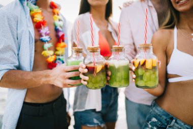 Bir grup arkadaş sahilde eğleniyor ve eğleniyorlar. Yaz, tatil, müzik, insan kavramı