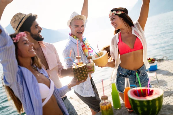 Ομάδα Φίλων Διασκεδάζουν Μαζί Στην Παραλία Και Πίνουν Κοκτέιλ — Φωτογραφία Αρχείου