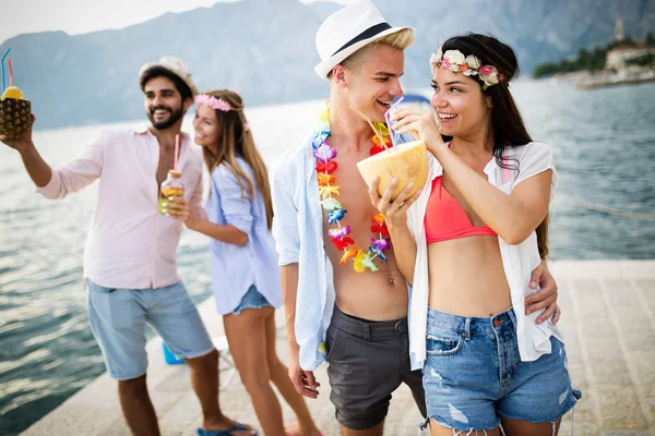 Grupo Amigos Divirtiéndose Divirtiéndose Playa Verano Vacaciones Música Concepto Gente — Foto de Stock
