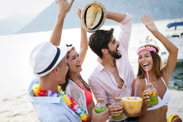ビーチパーティーで楽しむ幸せな友人グループ日没時にカクテルを飲む 夏の喜びと休暇中の若者との友情の概念 — ストック写真