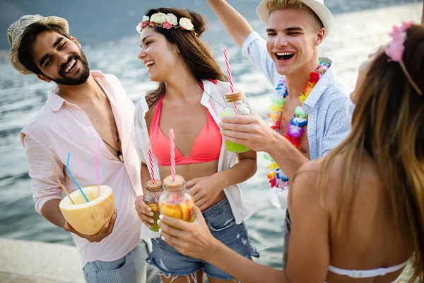 Yaz partisi. Bir grup arkadaş sahilde içiyor ve eğleniyorlar.