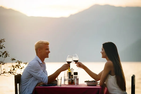 Jovem Casal Romântico Brindar Durante Jantar Resort Tropical — Fotografia de Stock