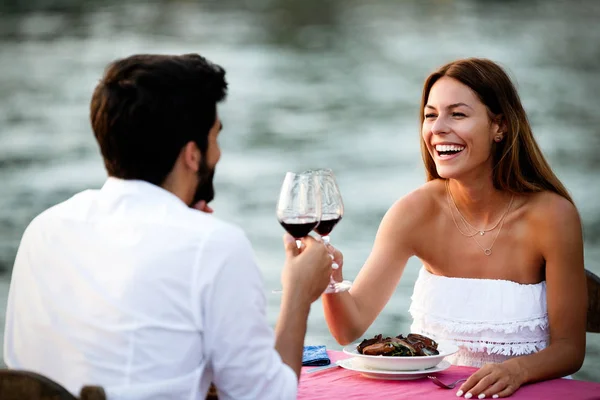 Casal Jovem Compartilhando Romântico Jantar Pôr Sol Resort Tropical — Fotografia de Stock