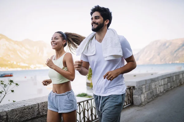 Mutlu sağlıklı insanlar çift koşu ve açık havada doğa içinde çalışan