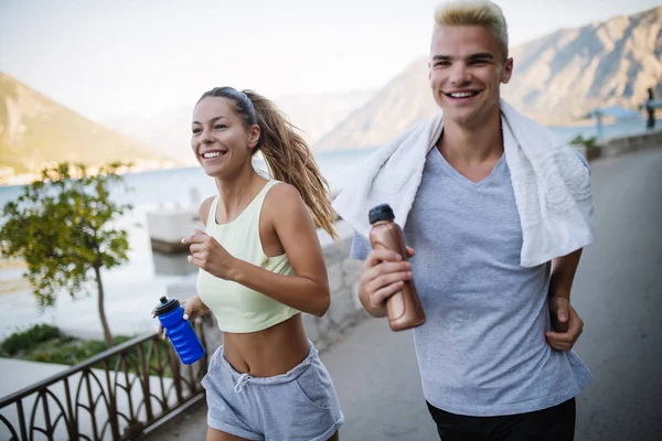 Friska Fit Människor Kör Och Jogga Tillsammans Sommar Solig Natur — Stockfoto