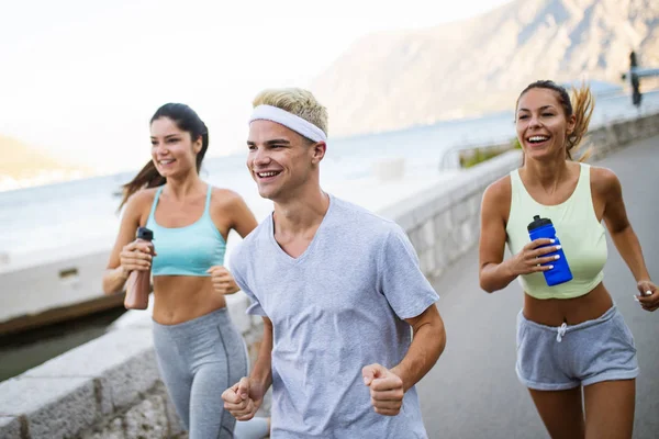 Grupp Glada Ungdomar Vänner Kör Utomhus Seaside — Stockfoto