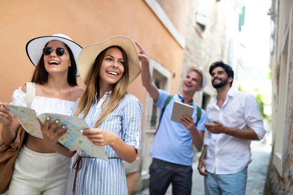 Eski Şehirde Haritası Olan Bir Grup Turist — Stok fotoğraf