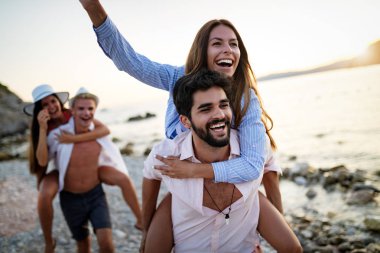 Tatil sırasında sahilde eğlenen arkadaş grubu