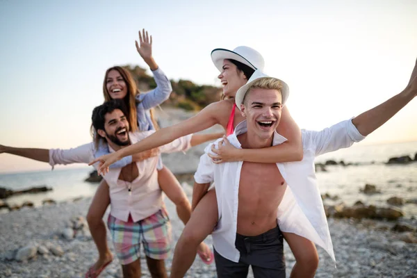 Ομάδα Χαρούμενων Φίλων Που Διασκεδάζουν Στην Παραλία Κάτω Από Ηλιοβασίλεμα — Φωτογραφία Αρχείου