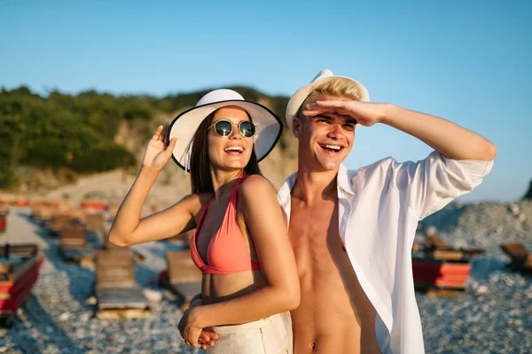 Felice Giovane Coppia Innamorata Piedi Sulla Spiaggia Vacanza Luna Miele — Foto Stock