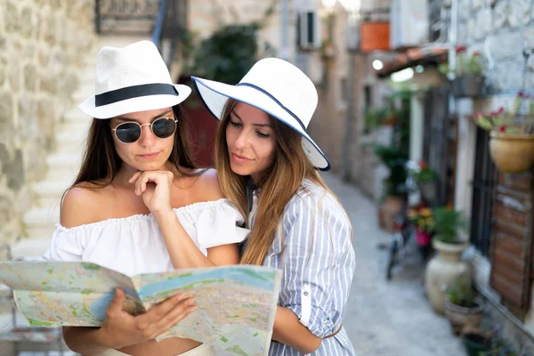 Mujeres Turísticas Jóvenes Viajando Vacaciones Verano Viajes Amigos Concepto Verano —  Fotos de Stock