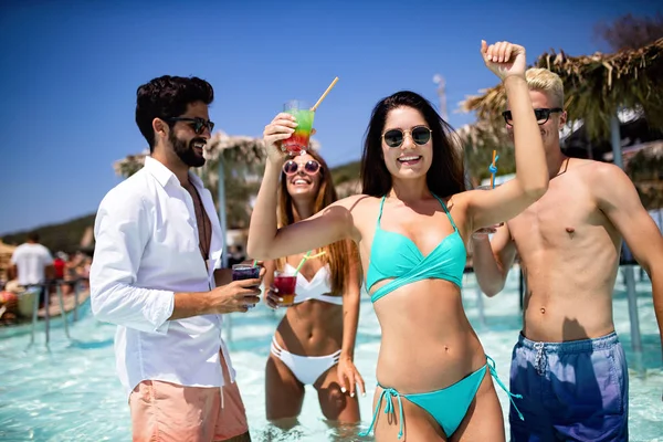 Gruppe Fröhlicher Freunde Hat Spaß Beim Tanzen Schwimmbad Mit Cocktails — Stockfoto