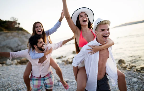 Grupo Amigos Divirtiéndose Playa Durante Las Vacaciones — Foto de Stock