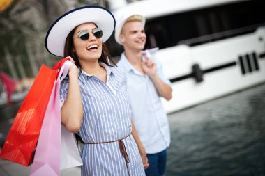 Şehirde alışveriş torbası olan bir çiftin portresi. İnsanlar, satış, aşk ve mutluluk kavramı.