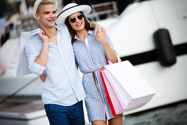 Feliz Pareja Amorosa Disfrutar Compras Juntos Vacaciones — Foto de Stock