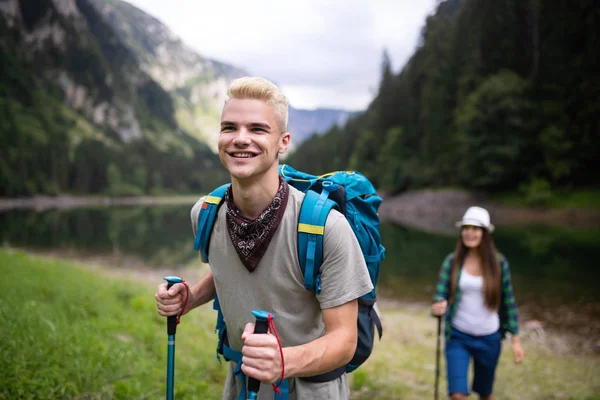 Gruppo Giovani Amici Con Zaini Escursionismo Insieme — Foto Stock