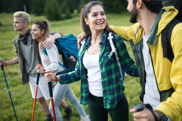 Grupp Vänner Vandring Bergen Solig Dag — Stockfoto