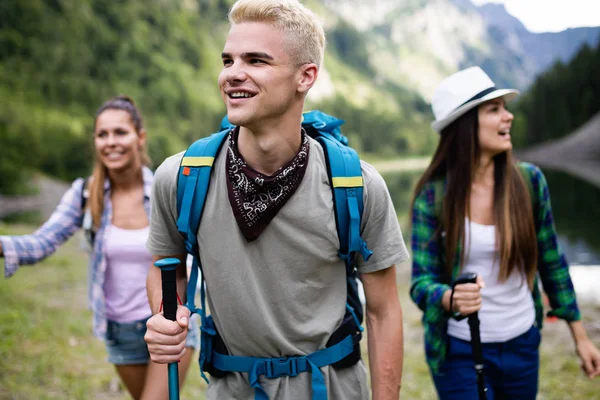 Grupo Excursionistas Amigos Caminando Una Montaña Atardecer —  Fotos de Stock