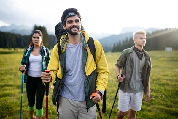 Wandelen Met Vrienden Leuk Groep Jonge Mensen Met Rugzakken Samen — Stockfoto