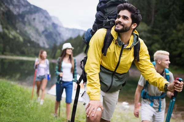 Abenteuer Reisen Tourismus Wandern Und Menschen Konzept Gruppe Lächelnder Freunde — Stockfoto