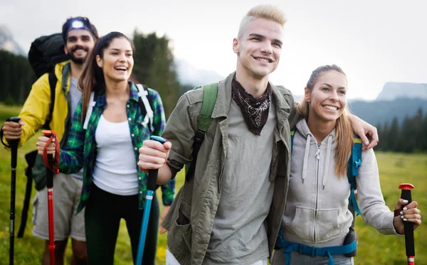 Groep Wandelaars Met Rugzakken Stokken Lopen Berg — Stockfoto