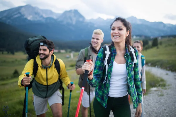 Groep Wandelaars Lopen Een Berg — Stockfoto