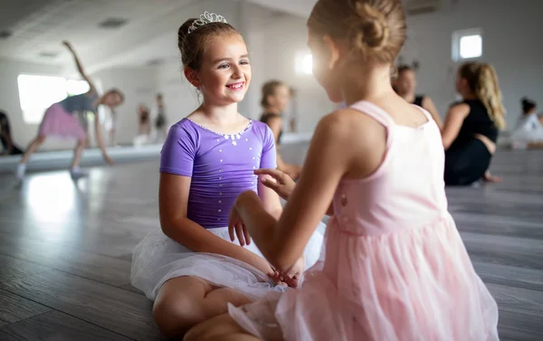 Grupa Dzieci Fit Ćwiczeń Baletu Studio Razem — Zdjęcie stockowe