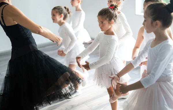 Balett Lärare Och Studenter Ballerinor Utövar Danslektioner — Stockfoto