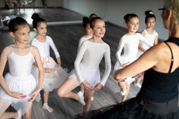 バレエスタジオの小さなバレリーナ 一緒に運動する女の子のグループ — ストック写真