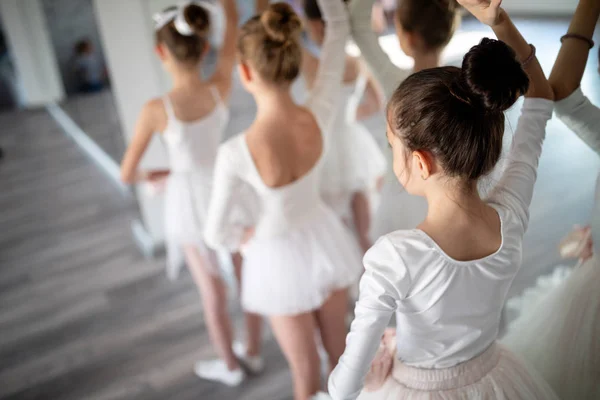 Små Ballerinor Balettstudio Grupp Flickor Som Tränar Tillsammans — Stockfoto