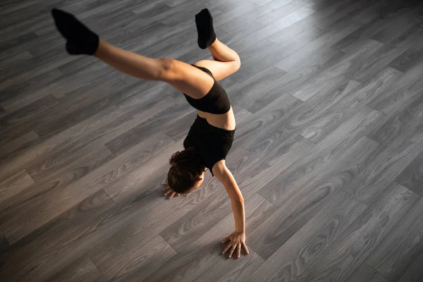 Güzel kız pratik ve modern bale dans egzersiz