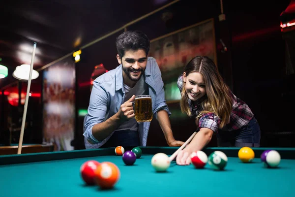 Casal Beber Cerveja Divertir Jogar Snooker Encontro — Fotografia de Stock